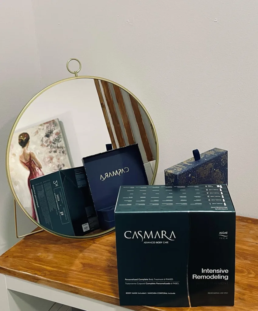 Caja de tratamiento corporal Casmara sobre tocador con espejo redondo y decoración elegante.