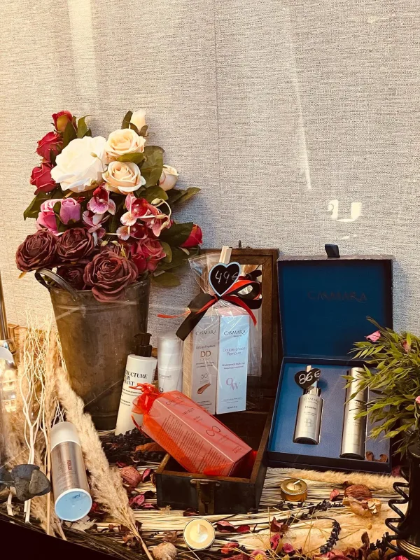 Expositor decorativo con productos cosméticos, flores artificiales y cofres regalo de la marca Casmara.