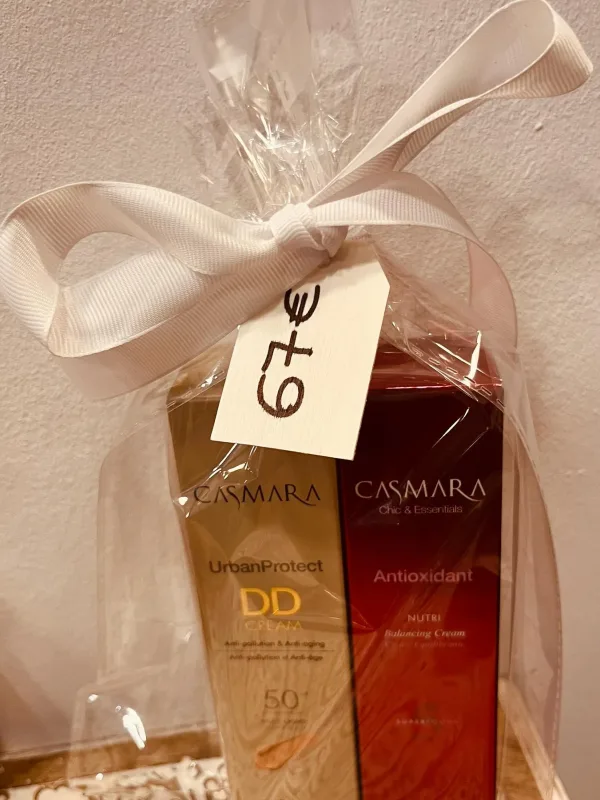 Pack de cremas Casmara envuelto para regalo, con etiqueta de precio de 67 €.