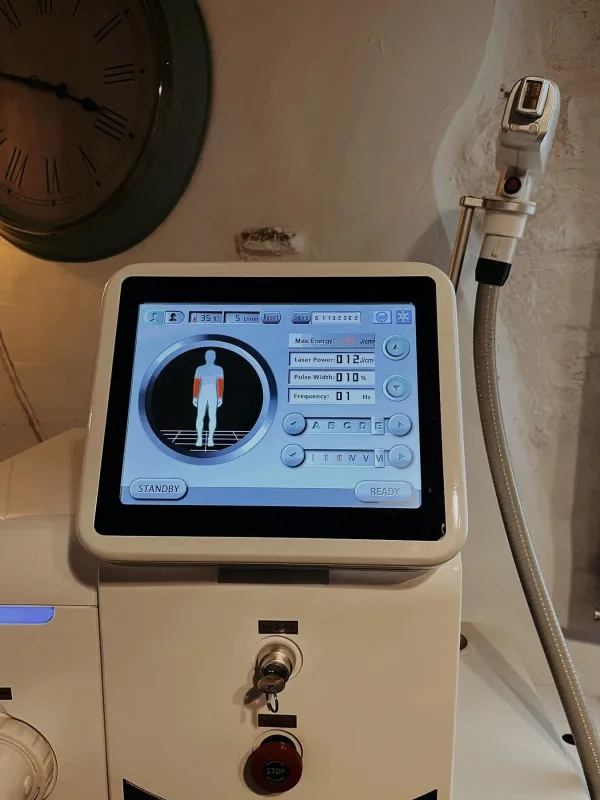 Máquina estética con pantalla táctil para tratamientos láser, mostrando configuración para depilación.